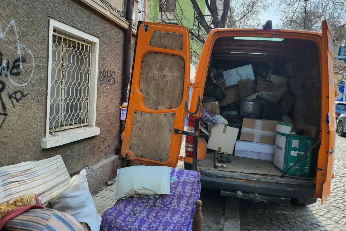 Почистване на жилища, мазета и гаражи.